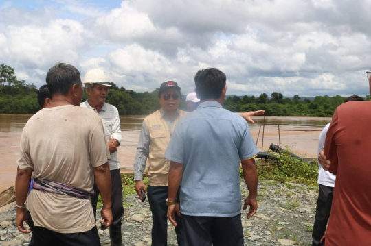Deputy Governor Inspects Floods in Sanamxay District
